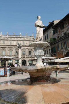 Deler av denne vakre fontenen på Piazza delle Erbe har stått her siden romertiden. Foto: © Provincia di Verona Turismo / V. Maggialetti. Foto: © Provincia di Verona Turismo / V. Maggialetti Verona, Piazza delle Erbe, Piazza Signori, Piazza Bra, Arena,Unescos liste over Verdensarven, romerriket, antikken, historiske bydeler, gamlebyen, Veneto, Nord-Italia, Italia