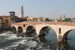 Ponte Pietra er 2114 år gammel og ble bygd samme år som Julius Cæsar ble født - år 100 før Kristus. Foto: © Provincia di Verona Turismo / V. Maggialetti Verona, Ponte Pietra, Arena, Piazza delle Erbe, Piazza Signori, Piazza Bra, Unescos liste over Verdensarven, romerriket, antikken, historiske bydeler, gamlebyen, Veneto, Nord-Italia, Italia