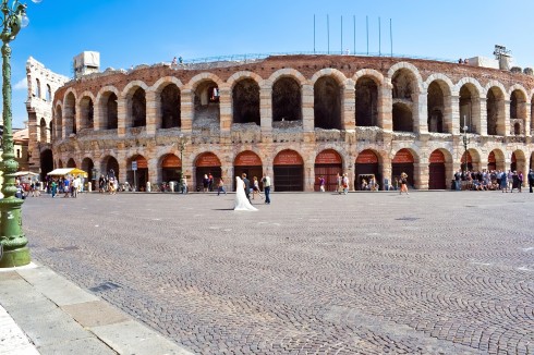 Amfiteateret Arena på Piazza Bra er fra år 30 etter Kristus, og det tredje største i Romerriket. Her arrangeres det konserter og operaforestillinger. Verona, Arena, Unescos liste over Verdensarven, romerriket, antikken, historiske bydeler, gamlebyen, Veneto, Nord-Italia, Italia