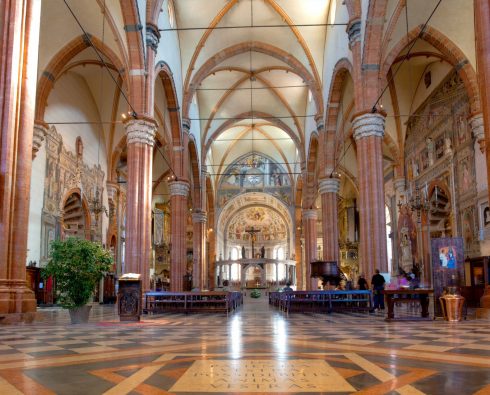 Fra interiøret i Veronas katedral, som også går under navnet Duomo di Verona og Duomo di Santa Maria Assunta. Duomo, Verona, Arena, Unescos liste over Verdensarven, romerriket, antikken, historiske bydeler, gamlebyen, Veneto, Nord-Italia, Italia