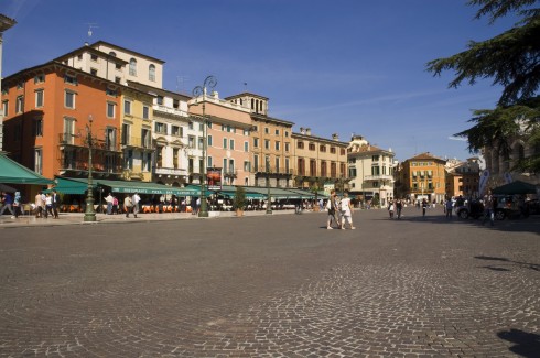 Piazza Bra er Veronas viktigste plass og samlingspunkt. Du kan skimte amfiteateret Arena helt til høyre. Verona, Arena, Unescos liste over Verdensarven, romerriket, antikken, historiske bydeler, gamlebyen, Veneto, Nord-Italia, Italia