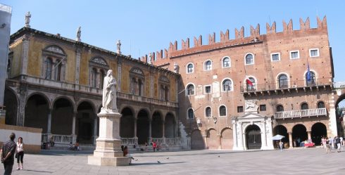 Piazza dei Signori med renessansebygget Loggia del Conciglio til venstre og Palazzo del Capitano fra 1300-tallet til høyre. Statuen av Dante i forgrunnen. Piazza Dante, Verona, Arena, Unescos liste over Verdensarven, romerriket, antikken, historiske bydeler, gamlebyen, Veneto, Nord-Italia, Italia