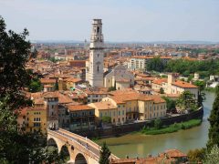 Verona ligger vakkert til ved elven Adige - broen Ponte Pietra fra år 100 før Kristus leder gjennom en byport inn i gamlebyen Verona, Arena, Unescos liste over Verdensarven, romerriket, antikken, historiske bydeler, gamlebyen, Veneto, Nord-Italia, Italia