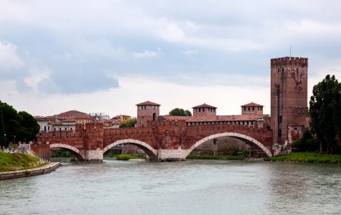 Middelalderbroen Ponte Scaligero ble sprengt av tyske tropper i 1945, men er senere bygget opp igjen. Verona, Arena, Unescos liste over Verdensarven, romerriket, antikken, historiske bydeler, gamlebyen, Veneto, Nord-Italia, Italia