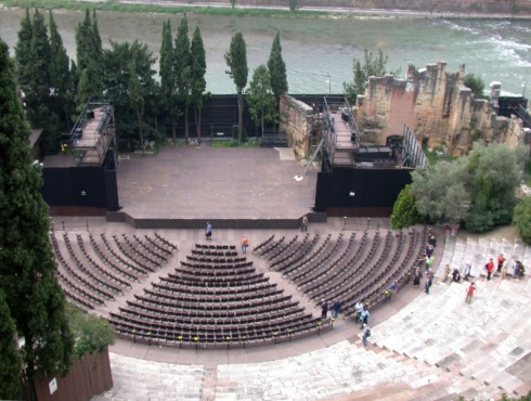 Veronas romerske teater ligger ved elven, vis-à-vis gamlebyen, ikke langt fra broen Ponte Pietra. Foto: MM / Wikipedia Verona, teatro Romano, Arena, Piazza delle Erbe, Piazza Signori, Piazza Bra, Unescos liste over Verdensarven, romerriket, antikken, historiske bydeler, gamlebyen, Veneto, Nord-Italia, Italia