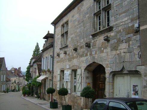 Middelalder er det ordet som best beskriver den enestående landsbyen Vezelay. Foto: © ReisDit.no Vezelay, middelalder, korstogene, Midt-Frankrike, Frankrike