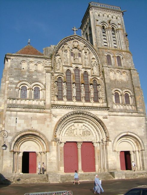 La Madeleine hvor relikviene etter Maria Magdalena er oppbevart i krypten. I år 1190 møttes kong Rickard Løvehjerte den franske kongen Philip II i byens kloster. Foto: © ReisDit.no Vezelay, middelalder, korstogene, Midt-Frankrike, Frankrike