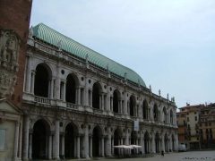 Basilica Palladiano var opprinnelig en gotisk bystyrehall fra 12-1300-tallet, Palazzoa Ragione, som Palladio i år 1546 fikk i oppgave å bygge om med arkadeganger i første og andre etasje. Foto: © Reisdit.no Milano, Andrea Palladio, Unescos liste over Verdensarven, Veneto, renessanse-arkitektur, Nord-Italia, Italia