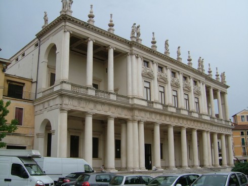Palladios Palazzo Chiericati ligger rett ved Teatro Olimpico når du kommer inn til gamlebyen. Foto: © Reisdit.no Palazzo Chiericati, Vicenza, Andrea Palladio, Unescos liste over Verdensarven, Veneto, renessanse-arkitektur, Nord-Italia, Italia