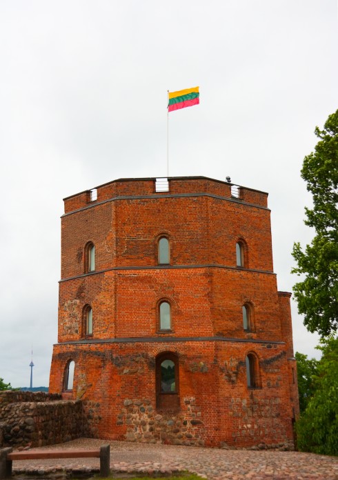 Gediminas tårn var en del av det første festningsverket i stein i Vilnius. I dag huser tårnet et historisk museum, som dokumenterer borgens utvikling. Gediminas tårn, historisk museum, Katedralplassen, Pilies, Markedsplassen, Vilnius, historisk, gamleby, Unesco Verdensarven, Lithauen, Baltikum