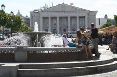 Katedralplassen er samlingspunkt for både besøkende og fastboende. Foto: © Vilnius Tourism 2012 Katedralplassen, Pilies, Markedsplassen, Vilnius, historisk, gamleby, Unesco Verdensarven, Lithauen, Baltikum
