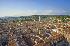 Utsikten fra det 84 meter høye Torre dei Lamberti er formidabel. Foto: Palazzo Ragione / Lorenzo Ceretta Verona, Torre dei Lamerti, Arena, Piazza delle Erbe, Piazza Signori, Piazza Bra, Unescos liste over Verdensarven, romerriket, antikken, historiske bydeler, gamlebyen, Veneto, Nord-Italia, Italia