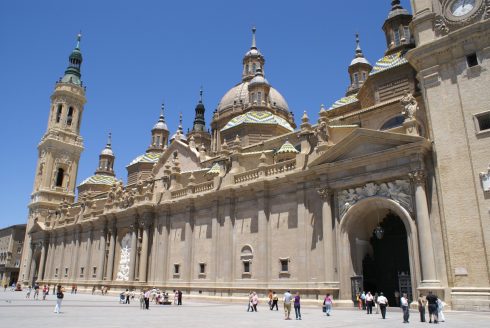Den imponerende Basilica de Nuestra Senora del Pilar har 11 kupler dekorert med keramiske fliser i friske farger. Basilica de Nuestra Senora del Pilar, Zaragoza, Plaza del Pilar, Plaza César Augusto, Unescos liste over Verdensarven, historisk bydel, gamleby, Aragon, Madrid og innlandet, Spania