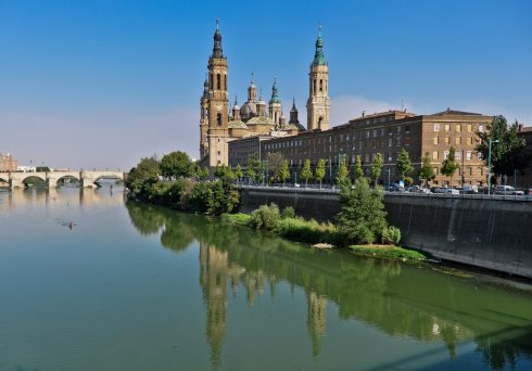 Ingen ting å si på beliggenheten til Basilica de Nuestra Senora del Pilar, ved elven Ebros bredde. Basilica de Nuestra Senora del Pilar, Zaragoza, Rio Ebro, Plaza del Pilar, Plaza César Augusto, Unescos liste over Verdensarven, historisk bydel, gamleby, Aragon, Madrid og innlandet, Spania