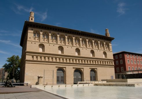 La Lonja ble bygd mellom år 1541 og år 1551 i stram renessansestil, og var børs for blant annet silkehandel på 1500- og 1600-tallet. La Lonja, renessansestil, Zaragoza, Rio Ebro, Plaza del Pilar, Plaza César Augusto, Unescos liste over Verdensarven, historisk bydel, gamleby, Aragon, Madrid og innlandet, Spania