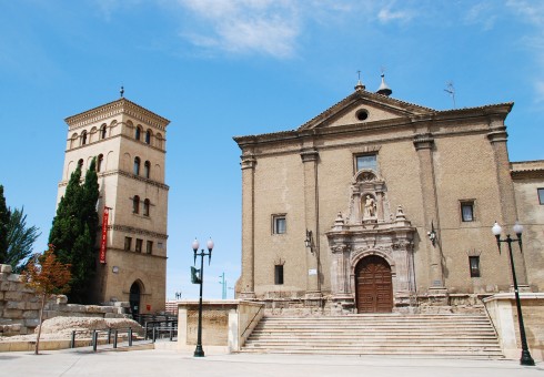 I enden av Plaza del Pilar (som egentlig heter Plaza César Augusto), finner du kirken San Juan de los Panetes og restene av den romerske bymuren helt til venstre. Zaragoza, Plaza del Pilar, Plaza César Augusto, Unescos liste over Verdensarven, historisk bydel, gamleby, Aragon, Madrid og innlandet, Spania