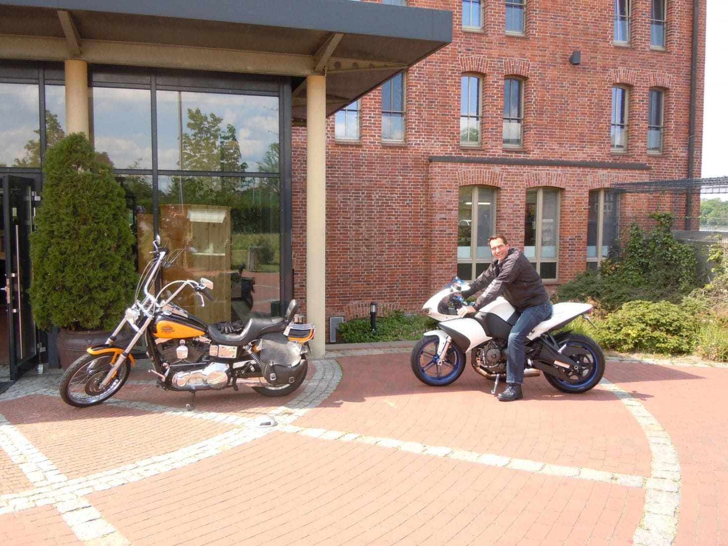 Henrik fra turistkontoret i Schwerin på sin strøkne Buell 1125 R. Nå skal vi på sightseeingtur i og rundt Schwerin Schwerin, Nord-Tyskland