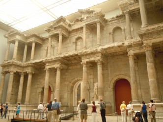 En nett liten byport fra Miletus, bygd i cirka år 120 etter Kristus, flyttet til Berlin på slutten av 1800-tallet Miletus, Pergamonmuseum, Berlin