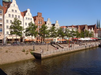 Fra Holstentor gikk vi over elven Trave til An der Obertrave, opprinnelig et kaianlegg fra middelalderen Hansestadt Lübeck, Schleswig-Holstein, Hansaforbundet, Unesco Verdensarv, Altstadt, Historisk, Middelalder, Markt, Unescos liste over Verdensarven, Nord-Tyskland, Tyskland