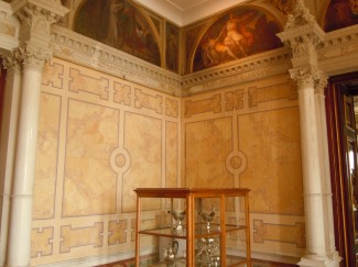 I den første av Schloss Schwerins saler, hvor omvisningen startet, var de originale marmorpanelene bevart Schwerin, Altstadt, Schweriner Schloss, Nord-Tyskland