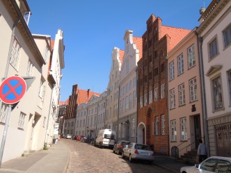 Grosse Petersgrube leder opp til St Peter Kirche - Musikkhøyskolen i det midterste gavlhuset til høyre Grosse Petersgrube, Lübeck, Altstadt, Unescos liste over Verdensarven, Nord-Tyskland