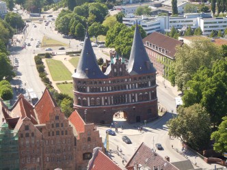 Byvandringen startet ved den flotte byporten Holstentor fra 1400-tallet - et steinkast fra hotellet, bak til høyre Holstentor, Lübeck, Hanseatby, Hansestadt, Unescos liste over Verdensarven, Nord-Tyskland