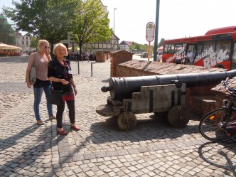 Juliane Bruns fra turistkontoret til venstre og byguiden Marita Fauck - ta kontakt med turistkontoret dersom dere ønsker en byvandring Wismar, Alter Hafen, Østersjøen, middelalder, Backsteinsgotik, Ostsee, Unesco Verdensarv, Gamlebyen, Altstadt, Hansestadt Wismar, Mecklenburg Vorpommern, Nord-Tyskland