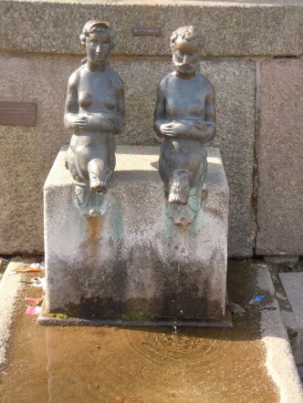 Wasserkunste med bronseskulpturene Nix og Nixe står foran paviljongen i hollandsk renessansestil, som er bygd over brønnen på Marktplatz i historiske Wismar Wismar, Wasserkunste, Nix og Nixe, Altstadt, Unesco, Nord-Tyskland