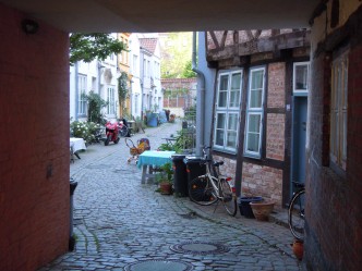 En bakgård i Fishergrube røper at her er lite skjedd de siste århundrene, bortsett fra innkjøp av ny MC Fischergrube, Lübeck, Unesco