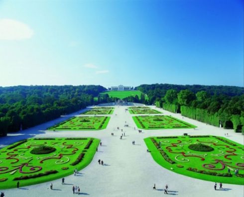 Wiens Schönbrunn er omgitt av et praktfullt parkanlegg fra Marie Thereses tid, med kolonnaden Gloriette elegant i anleggets motsatte ende. Foto: © Schloß Schönbrunn Kultur- und Betriebsges.m.b.H Unescos liste over Verdensarven, Østerrike
