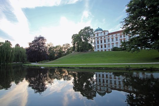 Schloss Celle ligger vakkert til, delvis omgitt av vann. Foto: Tourismus und Stadtmarketing Celle GmbH Schloss Celle ligger vakkert til, delvis omgitt av vann. Foto: Tourismus und Stadtmarketing Celle GmbH
