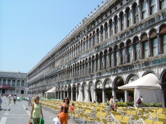 Piazza San Marco med de gamle kontorbygningene fra renessansen, Procuratie Vecchie. Foto: © reisdit.no Venezia, Canal Grande, Marcus-plassen, Markusplassen, Piazza San Marco, Unescos liste over Verdensarven, middelalder, gotikken, evangelisten Marcus, renessanse-arkitektur, Veneto, Nord-Italia, Italia