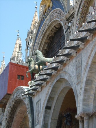To av bronsehestene ble restaurert inne i den provisoriske trekassen til venstre. Foto: © reisdit.no Venezia, Canal Grande, Marcus-plassen, Markusplassen, Piazza San Marco, Unescos liste over Verdensarven, middelalder, gotikken, evangelisten Marcus, renessanse-arkitektur, Veneto, Nord-Italia, Italia