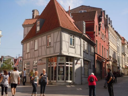 Dette huset kalles Strykejernet, har to gateadresser og ligger rett nedenfor Marktplatz. Foto: © reisdit.no Strykejernet, Wismar, Østersjøen, middelalder, Backsteinsgotik, Ostsee, Unesco Verdensarv, Gamlebyen, Marktplatz, Altstadt, Hansestadt Wismar, Mecklenburg Vorpommern, Nord-Tyskland