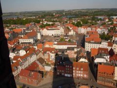 Utsikten fra Marienkirches tårn er formidabel - Marktplatz rett frem og Archidiakonat nederst i høyre billedkant. Foto: © reisdit.no Marienkirche, Wismar, Østersjøen, middelalder, Backsteinsgotik, Ostsee, Unesco Verdensarv, Gamlebyen, Altstadt, Hansestadt Wismar, Mecklenburg Vorpommern, Nord-Tyskland