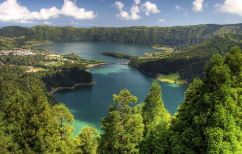 Sao Miguel er en grønn og kupert øy med vulkansk landskap - fjellene i bakgrunnen er innsiden av et krater Vista do Rei, Sao Miguel, Azorene
