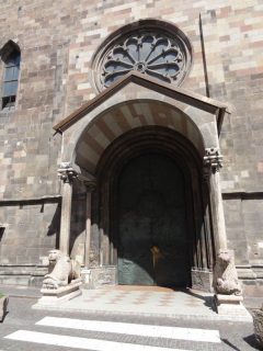 Duomos sørportal har en elegant liten portico, som bæres av løver fra romertiden. Foto: Mattes/Wikipedia Portico, Duomo, Gamlebyen, Altstadt, Bolzano, Bozen, Alto Adige, Tyrol, Süd-Tirol, Nord-Italia, Italia