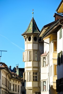 Karnapper og tårn finner du mye av i Bolzanos særegne tyrolerarkitektur. Foto: © Tourist Board Bolzano Gamlebyen, Altstadt, Bolzano, Bozen, Alto Adige, Tyrol, Süd-Tirol, Nord-Italia, Italia