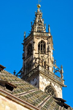 Duomo sto ferdig i år 1517 i sengotisk stil, slik vi kan se den i dag. Foto: © Tourist Board Bolzano Duomo, Gamlebyen, Altstadt, Bolzano, Bozen, Alto Adige, Tyrol, Süd-Tirol, Nord-Italia, Italia