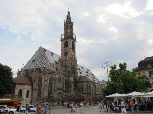 Den gotiske Duomo di Bolzano, påbegynt på 1200-tallet og fullført i år 1517. Foto: Sailko/Wikipedia Duomo di Bolzano, Altstadt, Tyrol, Nord-Italia, Italia