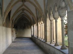 Fra den vakre buegangen rundt klosterhagen i Fransiskanerklosteret. Foto: © Tourist Board Bolzano Fransiskanerkloster, rundgang, gamlebyen, Altstadt, Bolzano, Bozen, Alto Adige, Tyrol, Süd-Tirol, Nord-Italia, Italia