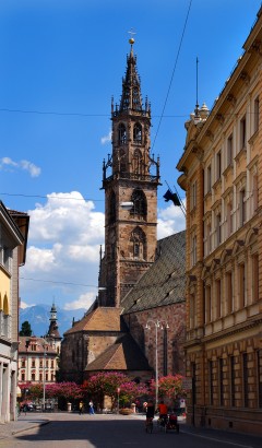 Duomo Santa Maria Assunta Bolzano ligger ved Piazza Walther midt i gamlebyen. Foto: © Tourist Board Bolzano Duomo Santa Maria Assunta, Altstadt, Bolzano, Bozen, Alto Adige, Tyrol, Süd-Tirol, Nord-Italia, Italia