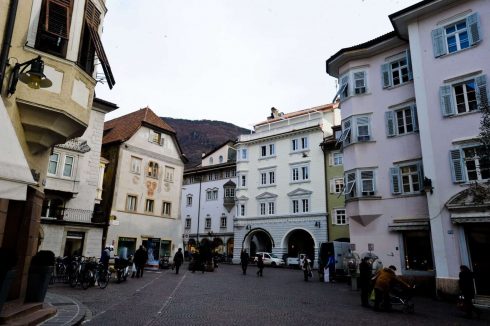 Fra Piazza del Grano - middelalderens kornmarked - på tysk Kornmarkt. Foto: © Tourist Board Bolzano Piazza del Grano, Kornmarkt, Kornplatz, Altstadt, Bolzena, Bozen, Alto Adige, Nord-Italia, Italia