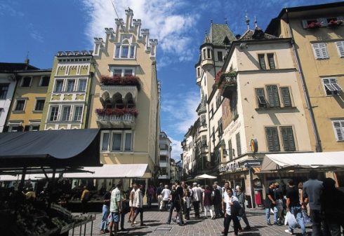Fra Piazza del Erbe, hvor du kan handle urter og grønnsaker i tillegg til å beundre flott arkitektur. Foto: © Verkehrsamt Bozen Piazza del Erbe, Altstadt, Bolzena, Bozen, Alto Adige, Nord-Italia, Italia