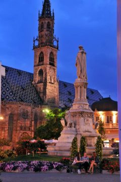 Walthers Platz, Duomo, Gamlebyen, Altstadt, Bolzano, Bozen, Alto Adige, Tyrol, Süd-Tirol, Nord-Italia, Italia Walthers Platz, Duomo, Gamlebyen, Altstadt, Bolzano, Bozen, Alto Adige, Tyrol, Süd-Tirol, Nord-Italia, Italia