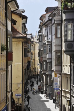 Den eldgamle Via Portici heter på tysk Lauben Gasse, som betyr Arkadegaten på grunn av de mange buegangene fra middelalderen. Foto: © Tourist Board Bolzano Via Portici Lauben Gasse, Altstadt, Bolzano, Bozen, Alto Adige, Tyrol, Süd-Tirol, Nord-Italia, Italia