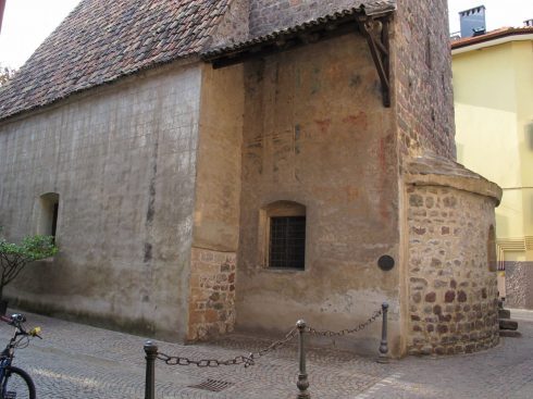 Den romanske St Johan in Dorf eller San Giovanni in Villa fra 1100-tallet har flotte fresker. Foto: Sailko Wikipedia San Giovanni in Villa, Altstadt, Bolzano, Bozen, Alto Adige, Tyrol, Süd-Tirol, Nord-Italia, Italia