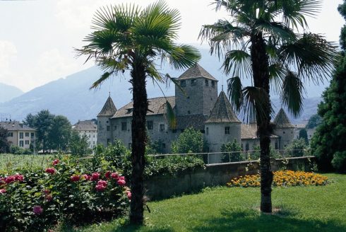 Schloss Maretsch ble opprinnelig oppført i år 1198, og påbygd under både renessansen og barokken. Foto: © Tourist Board Bolzano Schloss Maretsch, Altstadt, Bolzano, Bozen, Alto Adige, Tyrol, Süd-Tirol, Nord-Italia, Italia