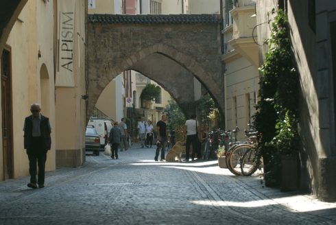 Streiter Gasse med sine karakteristiske gotiske portaler fra middelalderens bymur. Foto: © Alto Adige Marketing / Andree Kaiser Streiter Gasse, Altstadt, Bolzano, Bozen, Alto Adige, Tyrol, Süd-Tirol, Nord-Italia, Italia