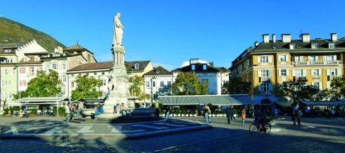 Fra Bolzanos sentrale møteplass ved kirken, Walthersplatz eller Piazza Walther. Foto: © Tourist Board Bolzano Walthersplatz, Piazza Walther, Bolzano, Alto Adige, Nord-Italia, Italia